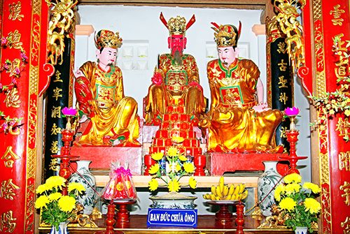 Ban thờ chúa Đức Ông Ban thờ chúa Đức Ông