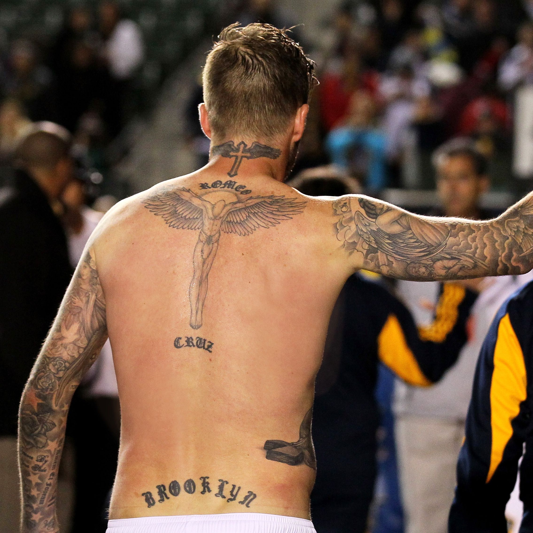 Hình xăm phía sau lưng David Beckham hình xăm ở cổ beckham