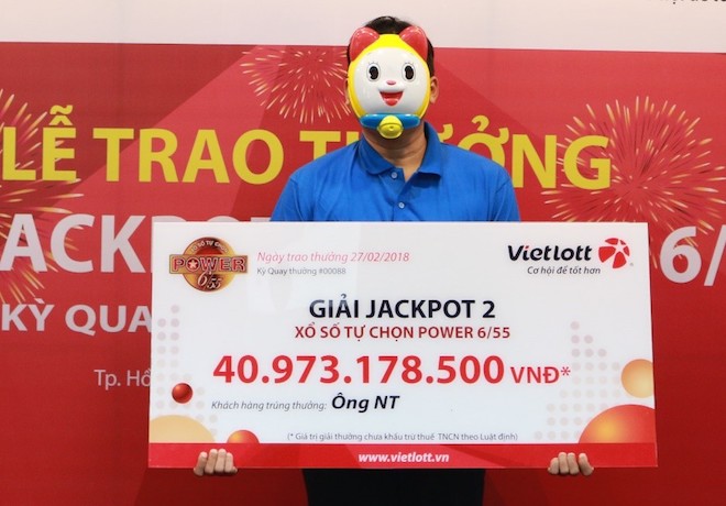 Khách hàng trúng giải vietlott hàng chục tỷ đồng Khách hàng trúng giải vietlott hàng chục tỷ đồng
